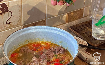 Добавьте зелень в суп.