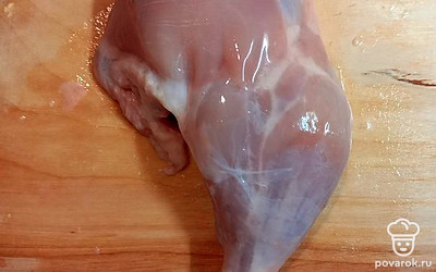 Окорочка помыть, положить в кастрюлю с водой.