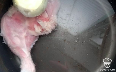 Лук почистить, положить к окорочку и варить на медленном огне 1 час. 