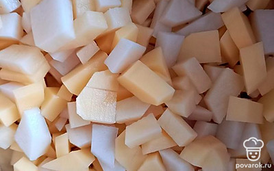 Картофель порезать кубиками, промыть, выложить в кастрюлю для супа и залить готовым бульоном. Поставить на медленный огонь.