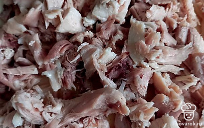 Окорочка остудить и мелко порезать. 
