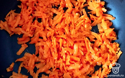 Морковь натереть на тёрке и обжарить на сковороде до золотистого цвета. 