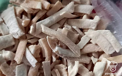 Лагманную лапшу поломать или использовать домашнюю лапшу, выложить в кастрюлю с картошкой. 