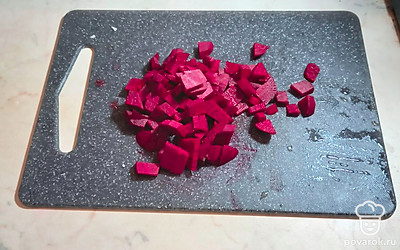 Почистите и нарежьте свеклу.
