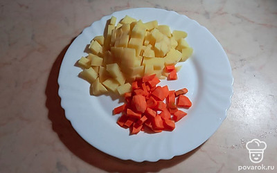 Почистите и нарежьте морковь и картошку.