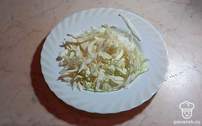 Почистите и нарежьте капусту.