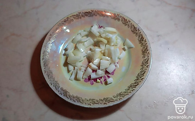 Почистите и нарежьте лук.