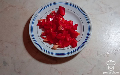 Почистите и нарежьте красный перец.