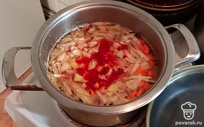 Сложите все овощи в кастрюлю с бульоном, варите 20 минут.