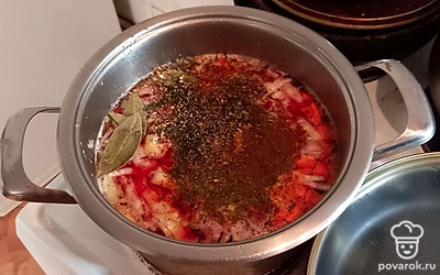 Добавьте соль, специи.