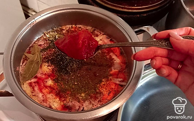 Добавьте томатную пасту.