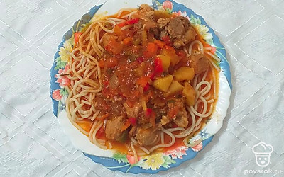 Лапшу выложить на тарелку, полить густым соусом с мясом и овощами. Подавать к столу лагман горячим.