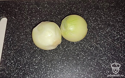 Репчатый лук обжариваем в масле до золотистого цвета. 