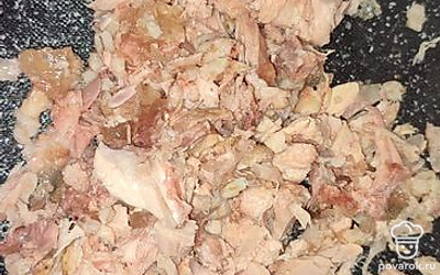 Пока лук жарится, тушёнку добавляем в воду.