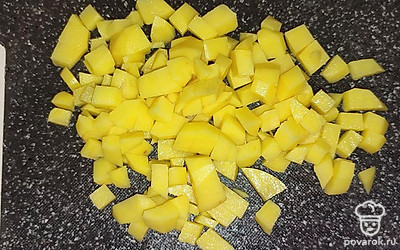  Всыпаем порезанный на кубики картофель. Кладём лавровый лист.