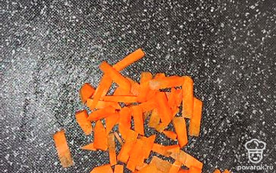 Морковь режем на крупные кусочки. 