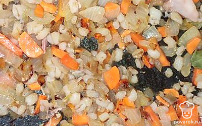 Добавляем к луку. Туда же добавляем перловую крупу. 