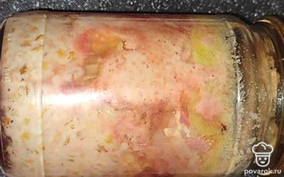 У меня перловая крупа готовая вместе с тушенкой, поэтому я разделяю мясо, которое кладу в воду и крупу, добавляю к луку. 