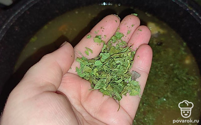 Когда картофель сварится, добавляем всё из сковородки в кастрюлю к картошке. Добавляем зелень. 