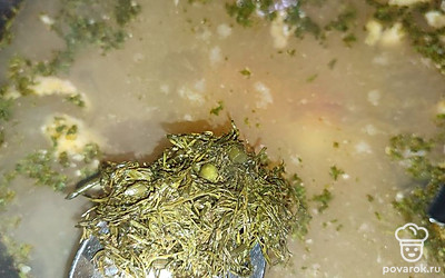 У меня это домашний сушёная петрушка и домашний сушёный укроп. Укроп моется, сушится, режется, перекладывается с солью в банку. 