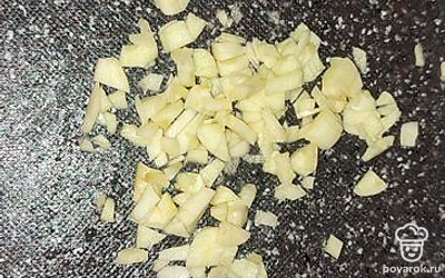 Чеснок мелко измельчаем.