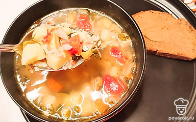 Всё складываем в кастрюлю и даём закипеть. Чёрный перец и соль добавляем уже в тарелочки после, так как огурцы могут дать соль. Можно пересолить. Из-за того, что всё уже готово заранее, рассольник варится очень быстро, но при этом очень вкусный и насыщенный. 