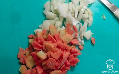 Воду налить в кастрюлю, поставить на плиту. Пока вода закипает, нарезать лук, натереть морковь. 