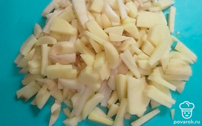 Почистить и порезать соломкой картофель. 