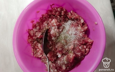 В кипящую воду опустить нарезанные овощи и варить минут 10. Пока варятся овощи, возьмём мясной фарш, посолим его, поперчим, все перемешаем. 