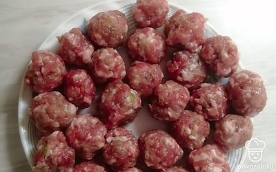 Из фарша с формируем руками фрикадельки — небольшие шарики. Руки лучше переодически смачивать водой, чтобы фарш не прилипал к рукам. 