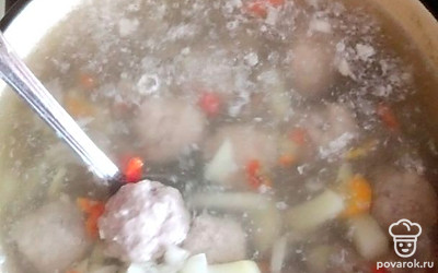 Кладем фрикадельки в кастрюлю. 