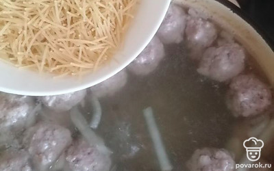 Суп варим минут 10 и добавляем вермишель. Можно его по желанию оставить просто картофельным или добавить рис, гречку, макароны. 