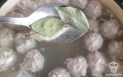 Для вкуса добавляем лавровый лист. 