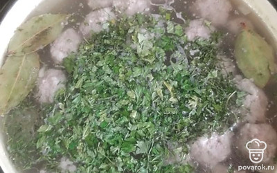 Можно по желанию добавить сушеную зелень. Я добавила сушеный укроп и петрушку. Варим минуты три и наш суп готов. 