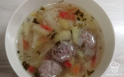 После выключения газа даём супчику настояться минут 20 и подаём со сметаной. 