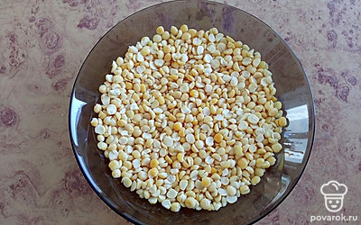 Горох промыть и поставить вариться в кастрюле на медленном огне.