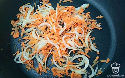 Морковь натереть на терке. Лук нарезать полукольцами. Пассеровать лук и морковь на сковороде в растительном масле.