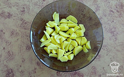 Картофель очистить и нарезать кусочками.