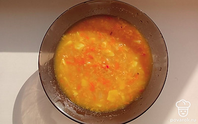 Подавать порционно в глубоких тарелках с хлебом или тостами. Можно украсить веточками укропа.