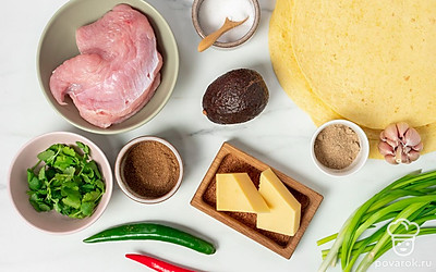 Индейку промойте и разрежьте на средние кусочки. Помидор и перец для соуса нарежьте мелким кубиком. Чеснок очистите, пропустите через пресс. Зелень мелко нарубите. Халапеньо, чеснок и зеленый лук для начинки произвольно измельчите. Сыр натрите на крупной терке. Авокадо почистите и удалите косточку.