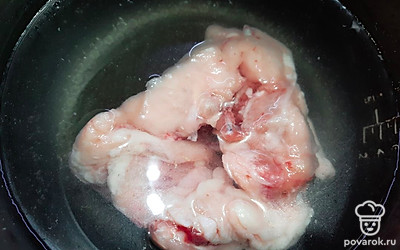 Отвариваем куриный суповой набор (спинки, шеи, косточки). Варим 1-1,5 часа для насыщенного бульона. После отделяем мясо от косточек, отправляем мясо обратно в бульон. 