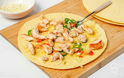 Соберите кесадилью. На одну половину тортильи выложите тертый сыр, на сыр — жареный халапеньо с чесноком и зеленым луком, затем индейку. Накройте начинку второй половиной тортильи. Запекайте кесадильи на противне в разогретой до 180 градусов духовке в течение 10 минут до хрустящей корочки.