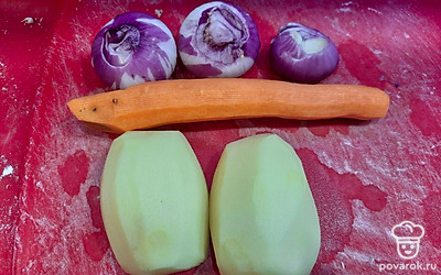 Очищаем овощи: картофель, морковь и репчатый лук.