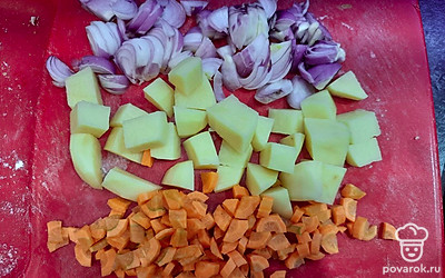 Измельчаем овощи в произвольной форме, я нарезала кубиками. 