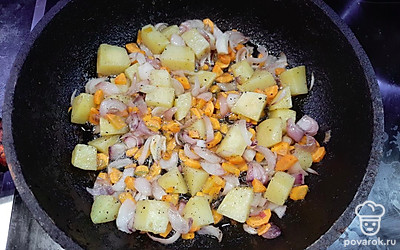 Обжариваем овощи на сковороде с добавлением растительного масла 5-7 минут. Добавляем овощную зажарку в бульон.