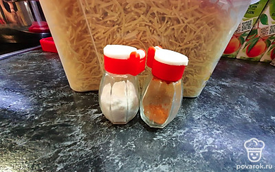 Добавляем в бульон полстакана вермишели, соль и перец по вкусу.
