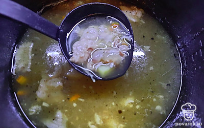 Перемешиваем все ингредиенты в бульоне, варим 5-7 минут до готовности.