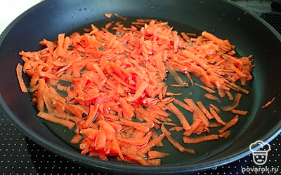 Почистите и нашинкуйте морковь. 