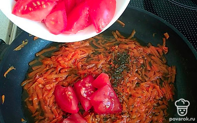 Через 20 минут добавьте резаные помидоры без кожуры. 