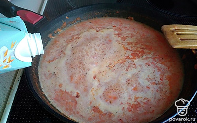 Продолжайте тушить на медленном огне. Через 7 минут влейте овсяное молоко. Хорошо перемешайте. 